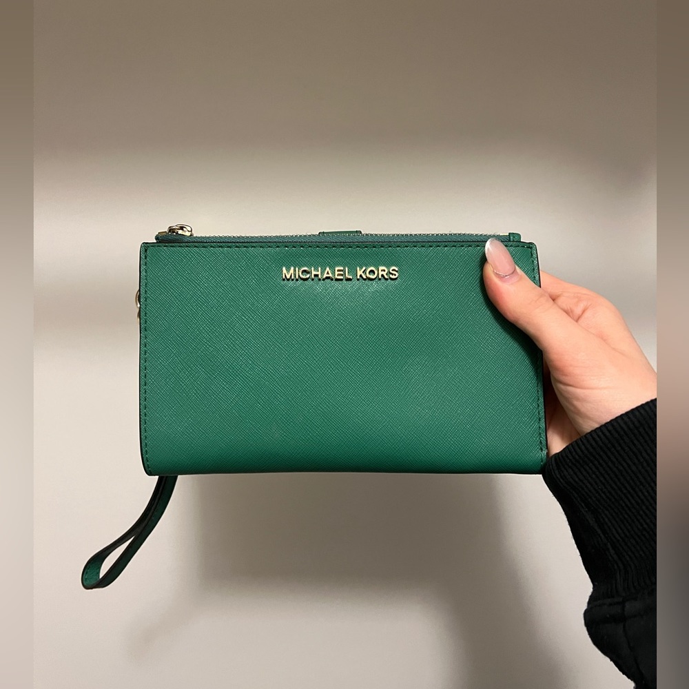 Michael Kors Adele Leather Smartphone Wallet in Jewel Green 💴